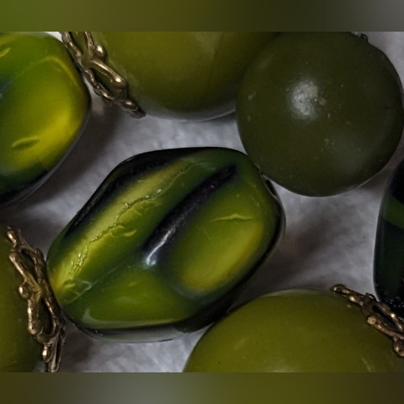 Triple stand Vintage Green beaded bracelet with gold tone closure - Picture 3 of 9